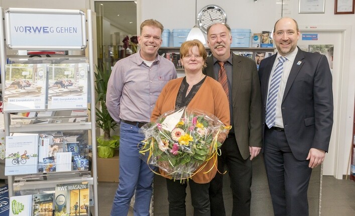 Sonja und Norbert Meier (m.) bei der Eröffnung ihres Geschäftes als neuer RWE Energiepunkt in Büren mit Frank Sunder (l.) von RWE. Fotos: Michael Kirchner, stadt.fotograf.de
Sonja und Norbert Meier (m.) bei der Eröffnung ihres Geschäftes als neuer RWE Energiepunkt in Büren mit Frank Sunder (l.) von RWE. Fotos: Michael Kirchner, stadt.fotograf.de